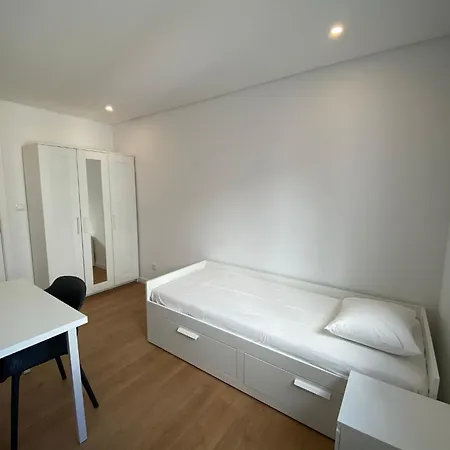 Carcavelos Shared Serviced 12 Guest house