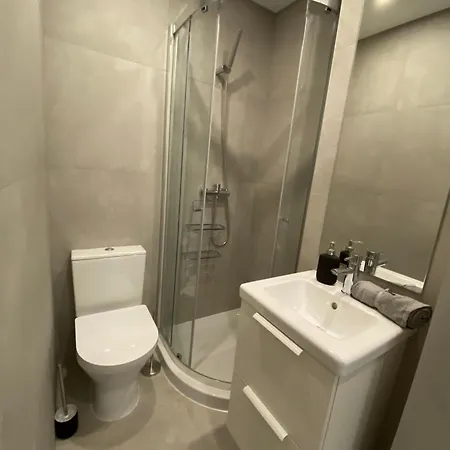 Carcavelos Shared Serviced 12 * אוייראס