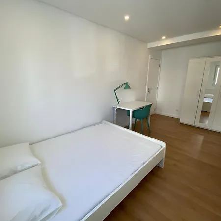 Carcavelos Serviced 12